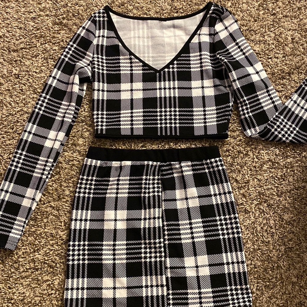 Selling a black and white plaid to piece (skirt & top)